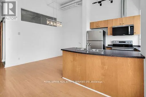 PH13 - 700 KING STREET W