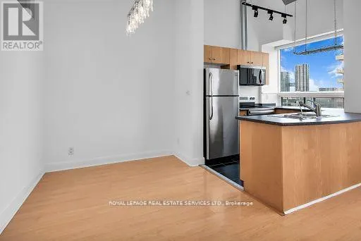 PH13 - 700 KING STREET W