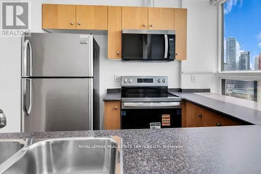 PH13 - 700 KING STREET W