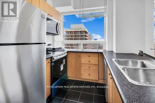 PH13 - 700 KING STREET W