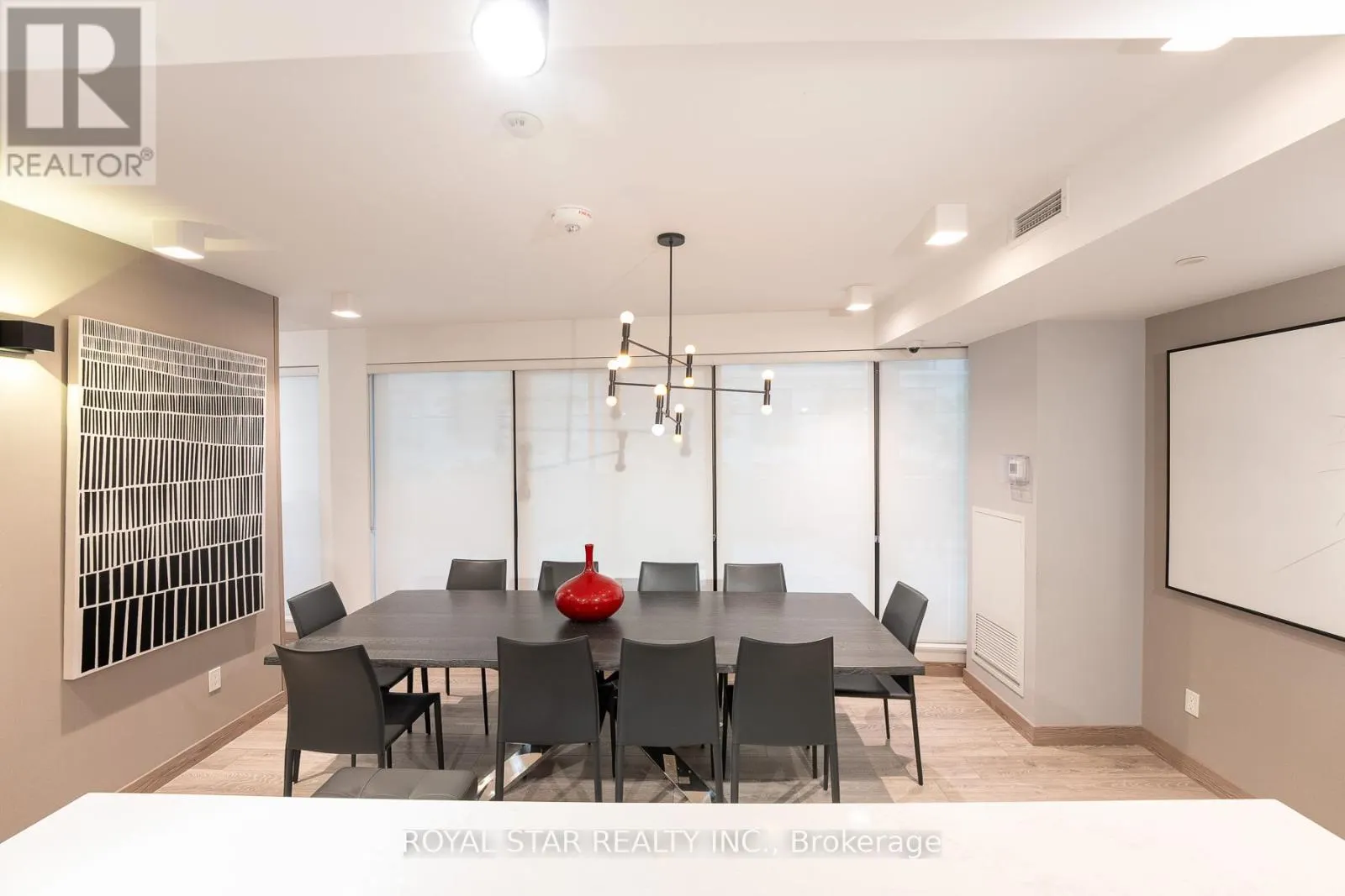 601 - 215 QUEEN STREET W