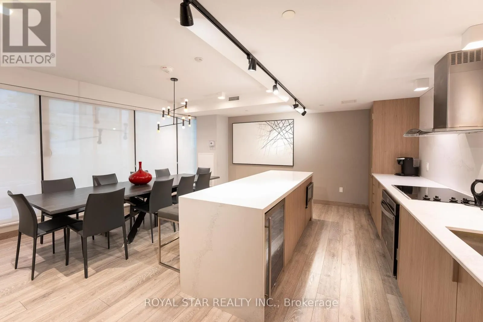 601 - 215 QUEEN STREET W