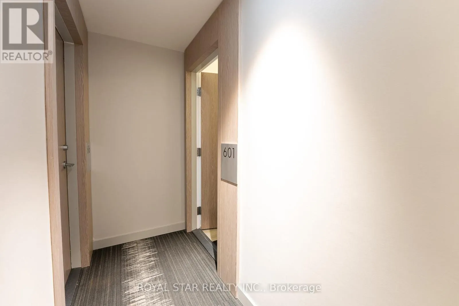 601 - 215 QUEEN STREET W