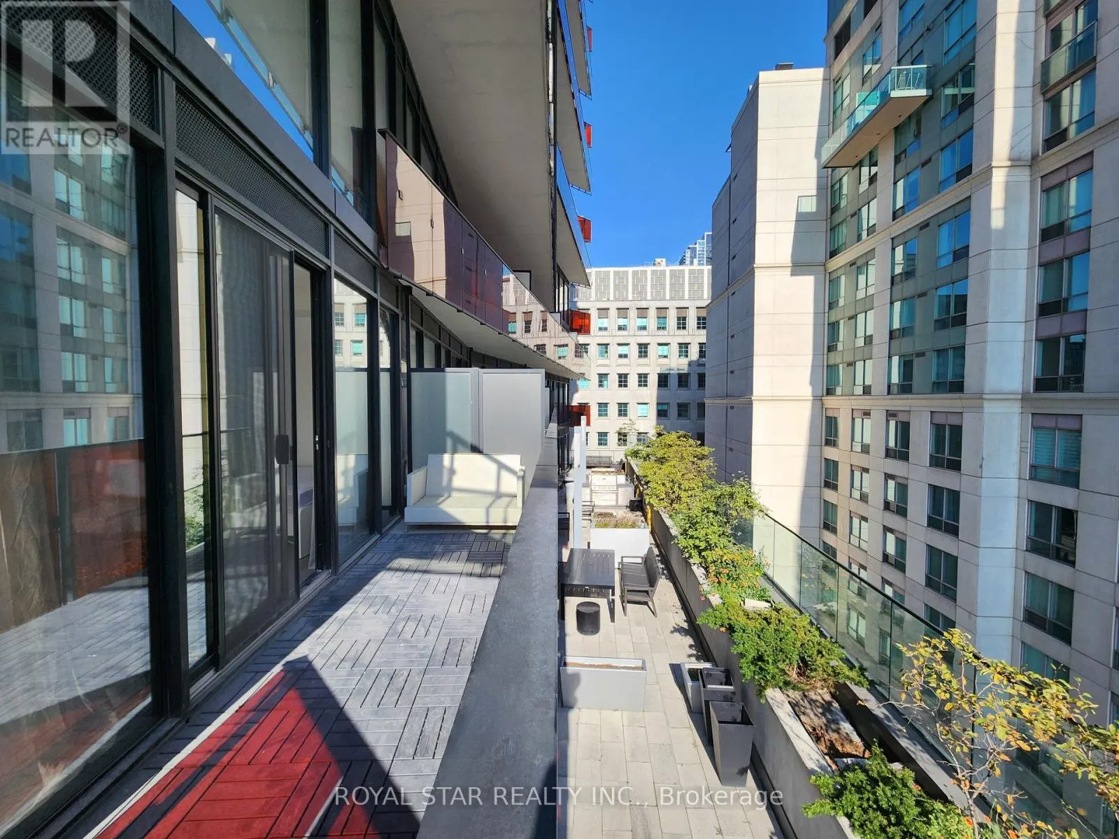 601 - 215 QUEEN STREET W