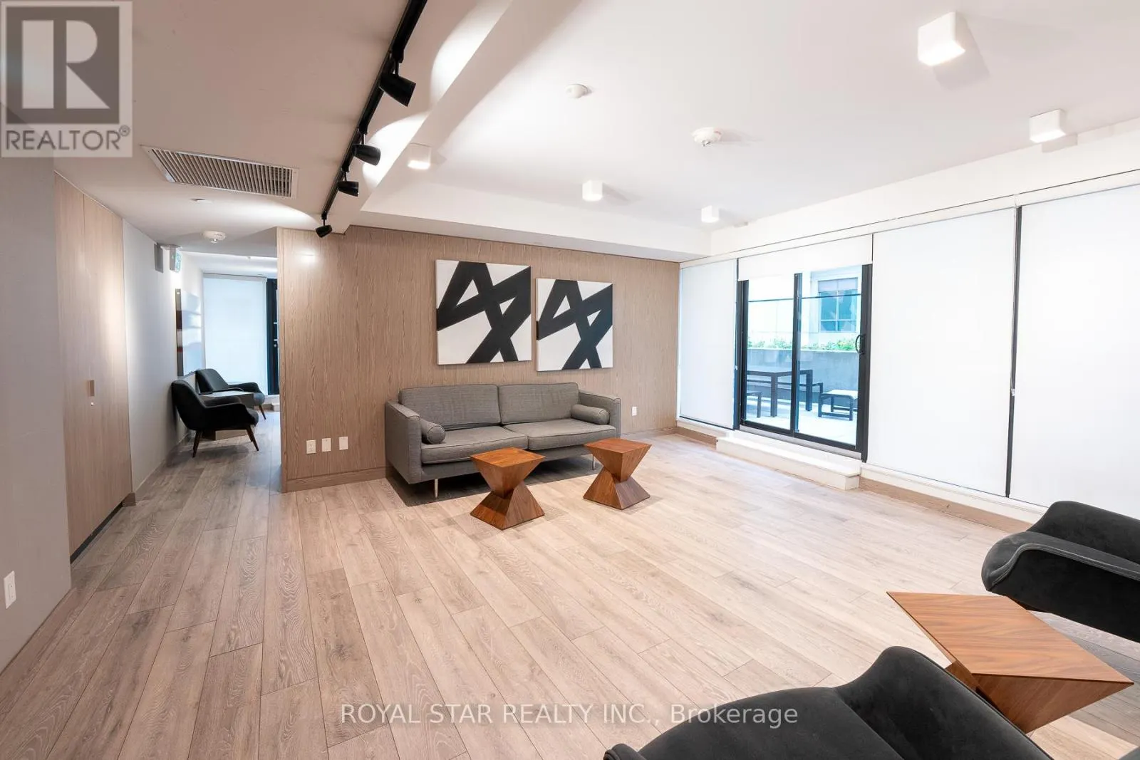 601 - 215 QUEEN STREET W