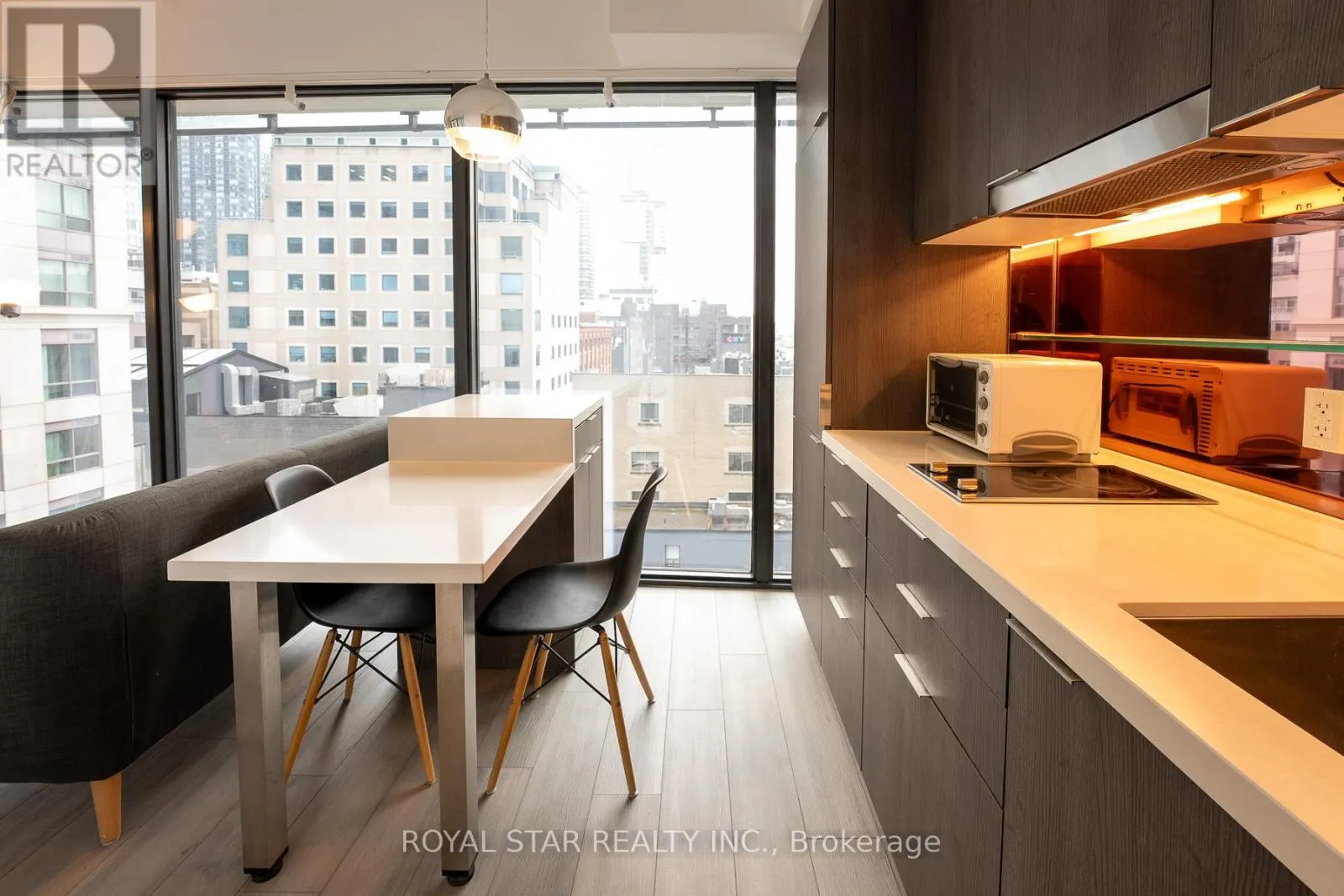 601 - 215 QUEEN STREET W