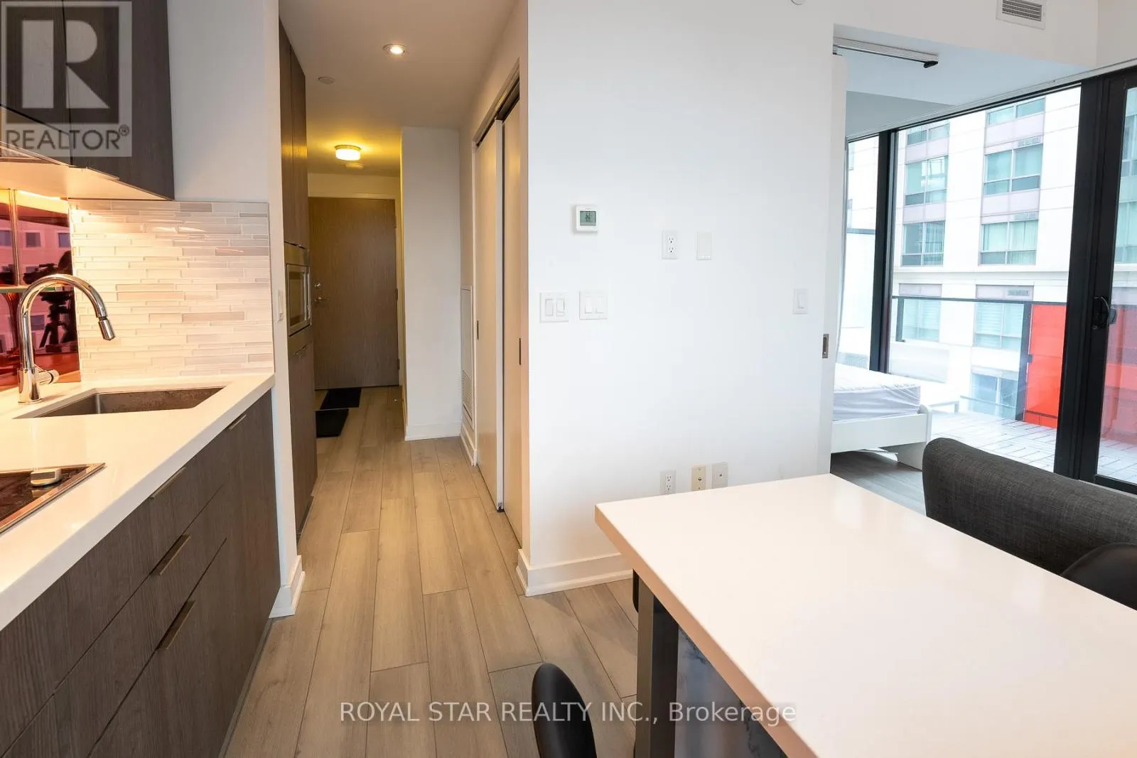 601 - 215 QUEEN STREET W