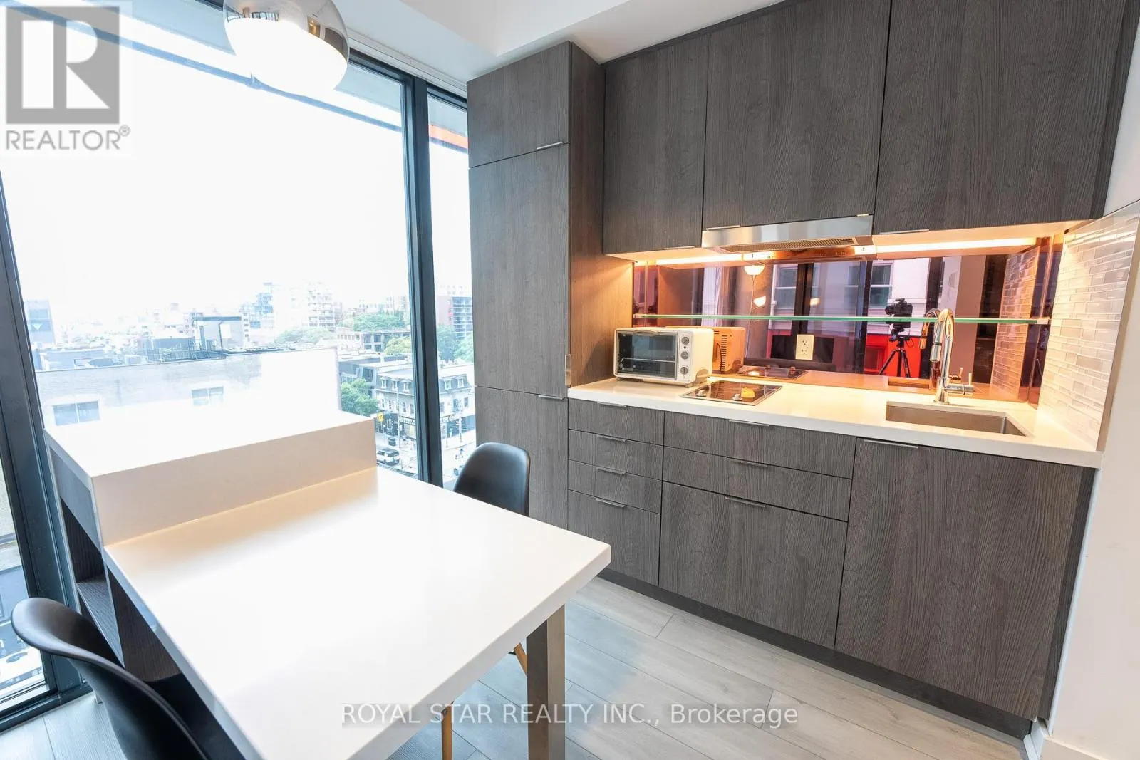 601 - 215 QUEEN STREET W