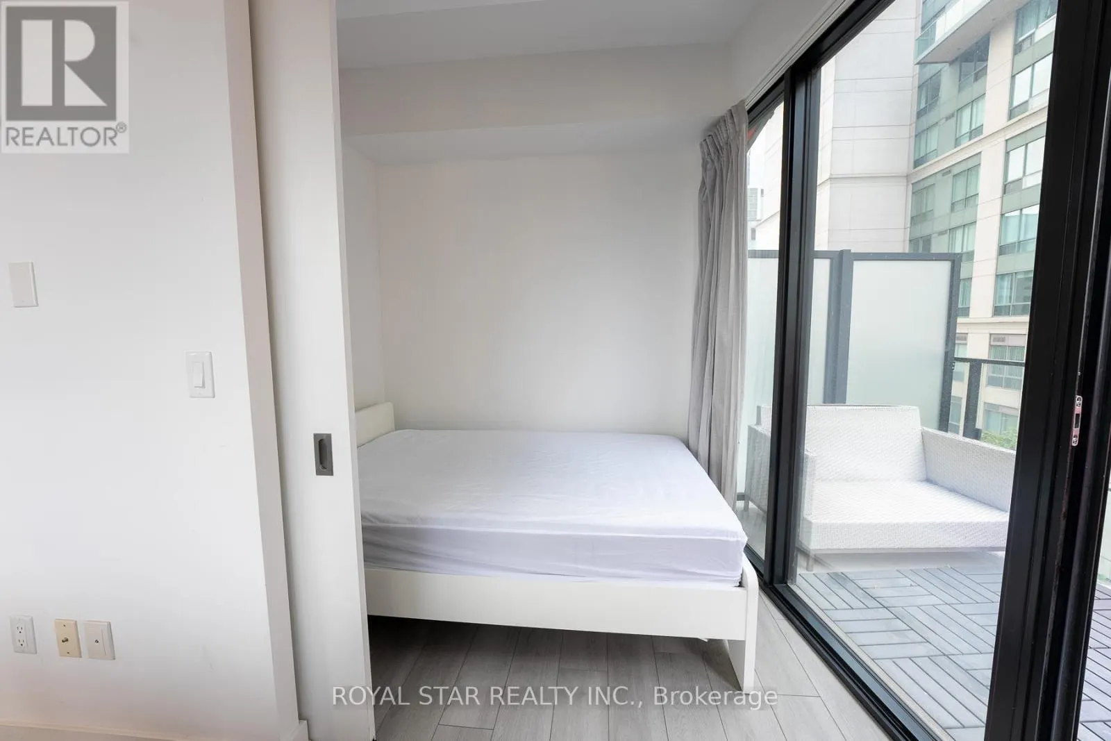 601 - 215 QUEEN STREET W