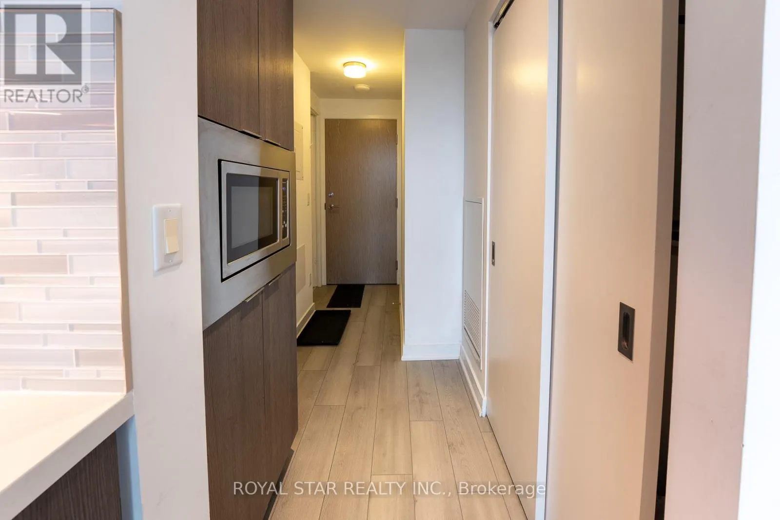 601 - 215 QUEEN STREET W
