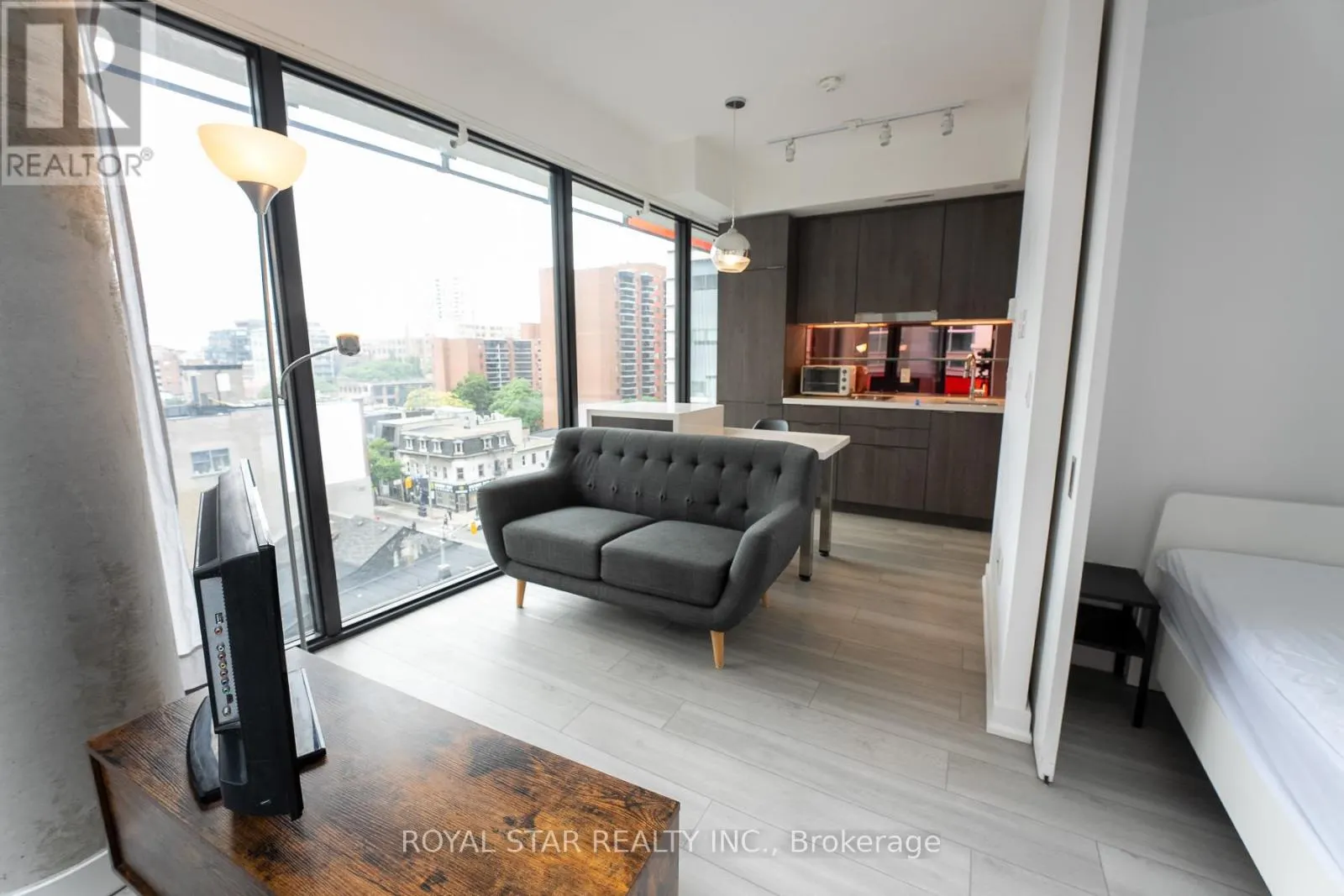 601 - 215 QUEEN STREET W