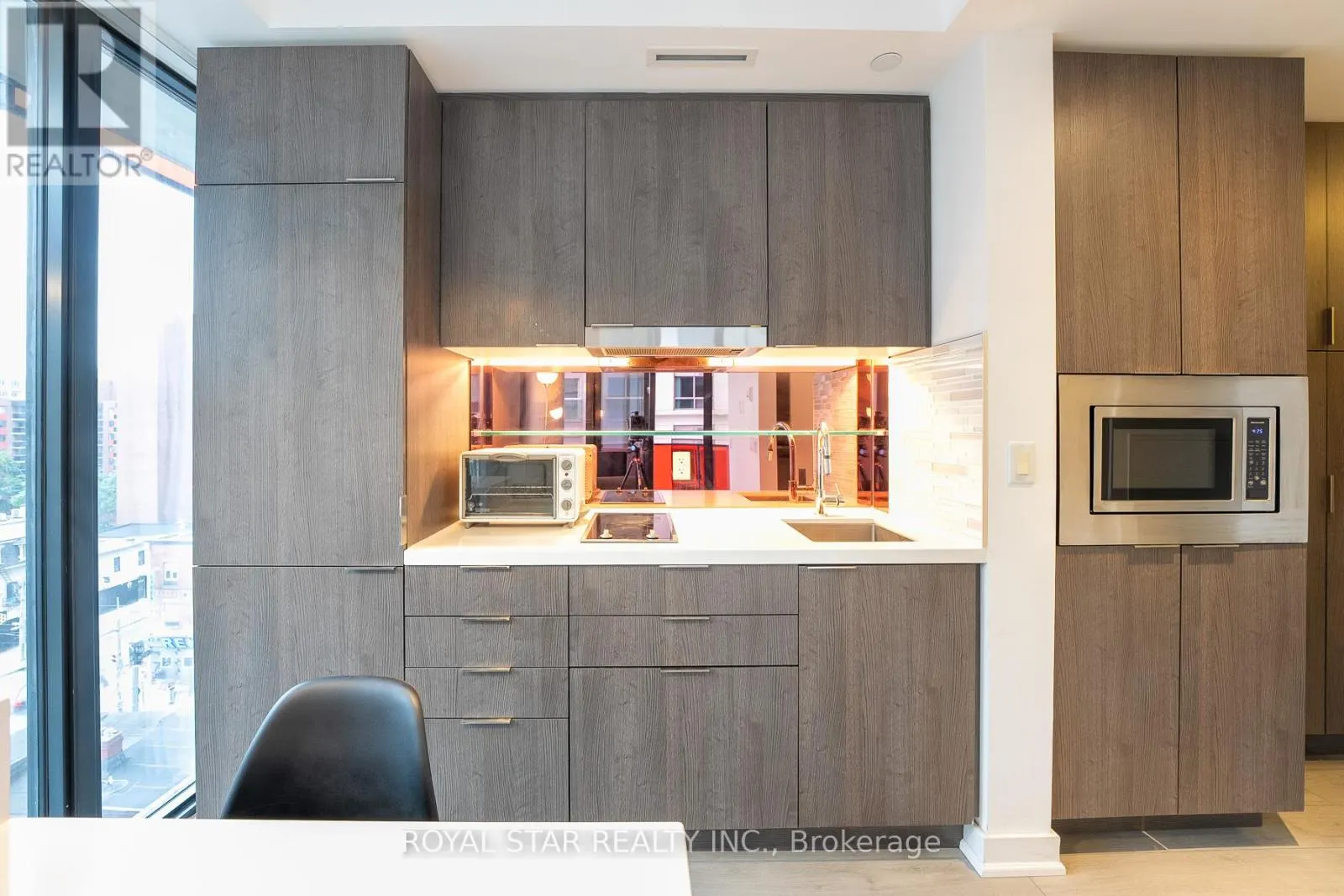 601 - 215 QUEEN STREET W