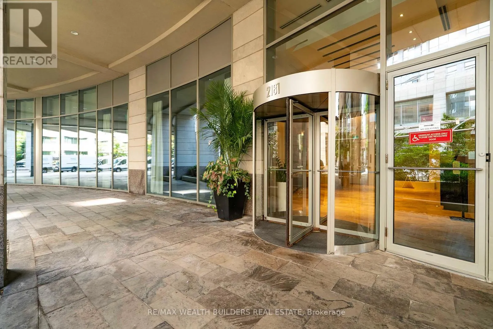 2702 - 2181 YONGE STREET
