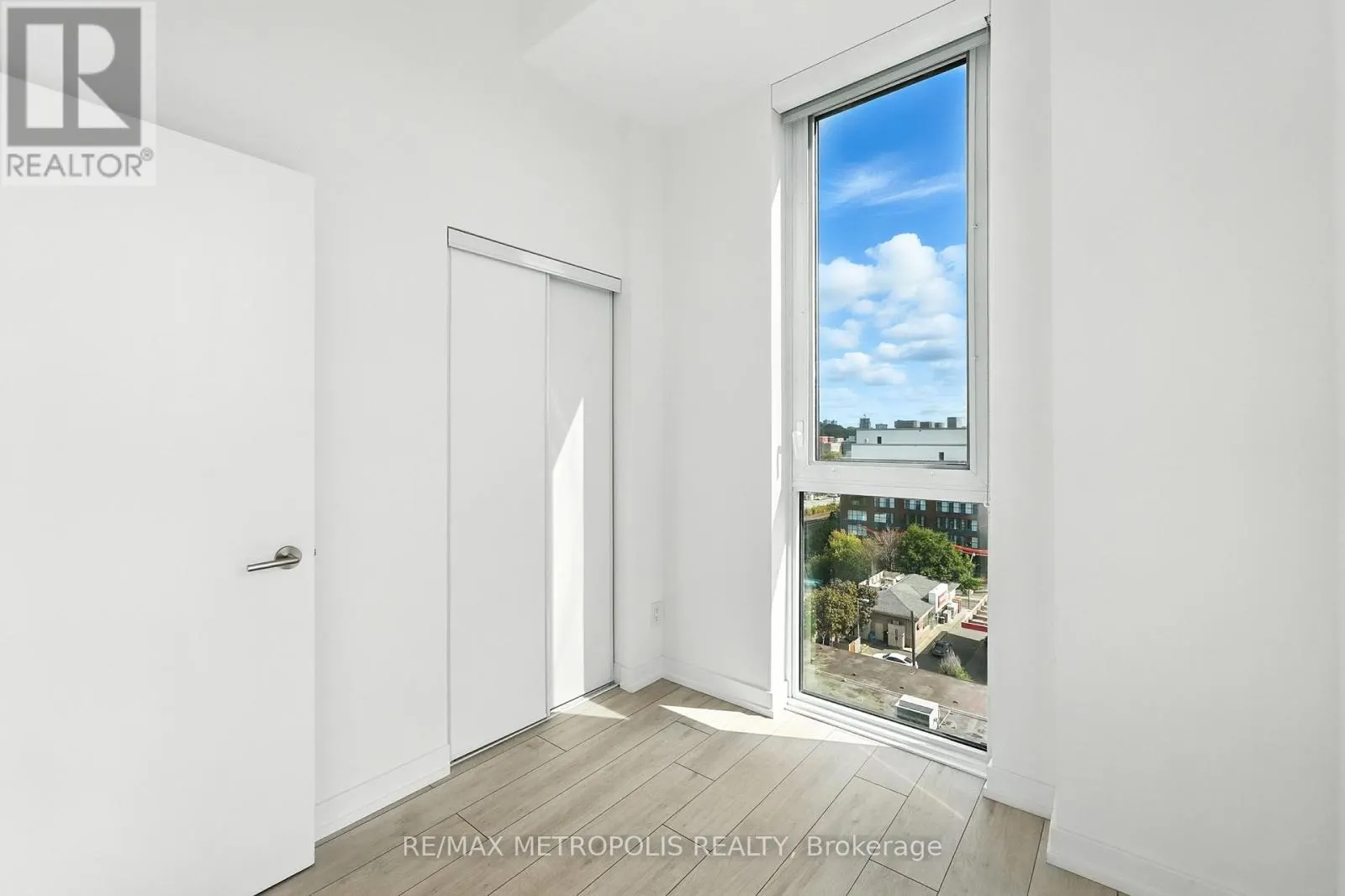 815 - 500 DUPONT STREET