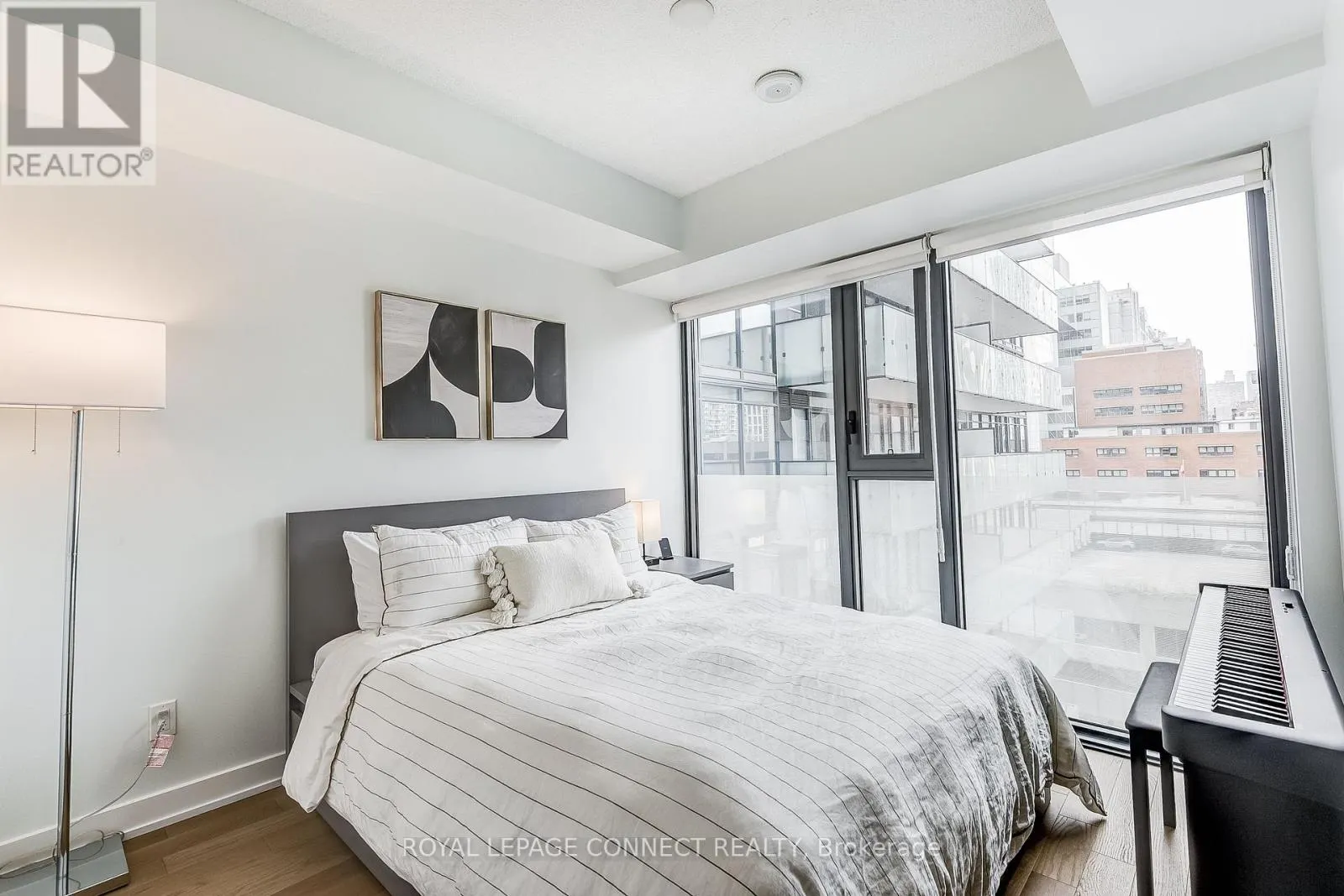 902 - 25 RICHMOND STREET E