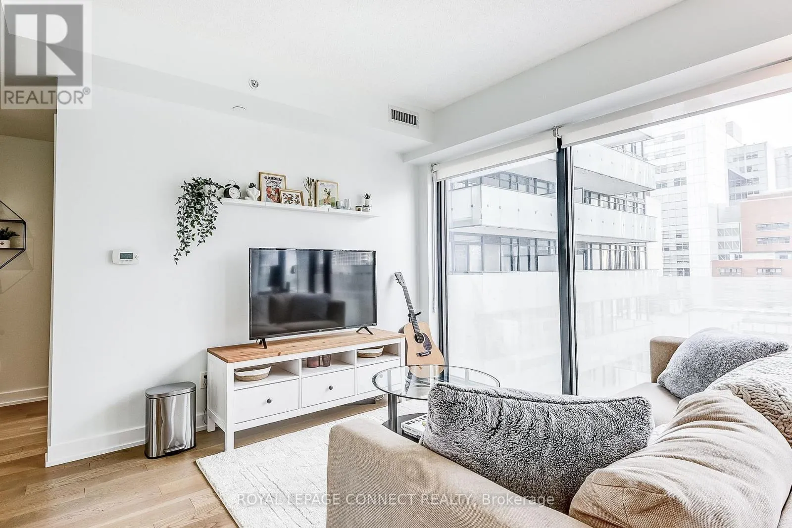 902 - 25 RICHMOND STREET E