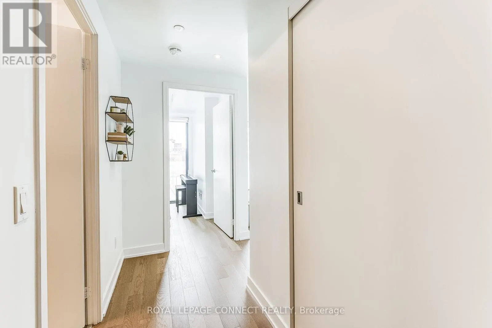 902 - 25 RICHMOND STREET E