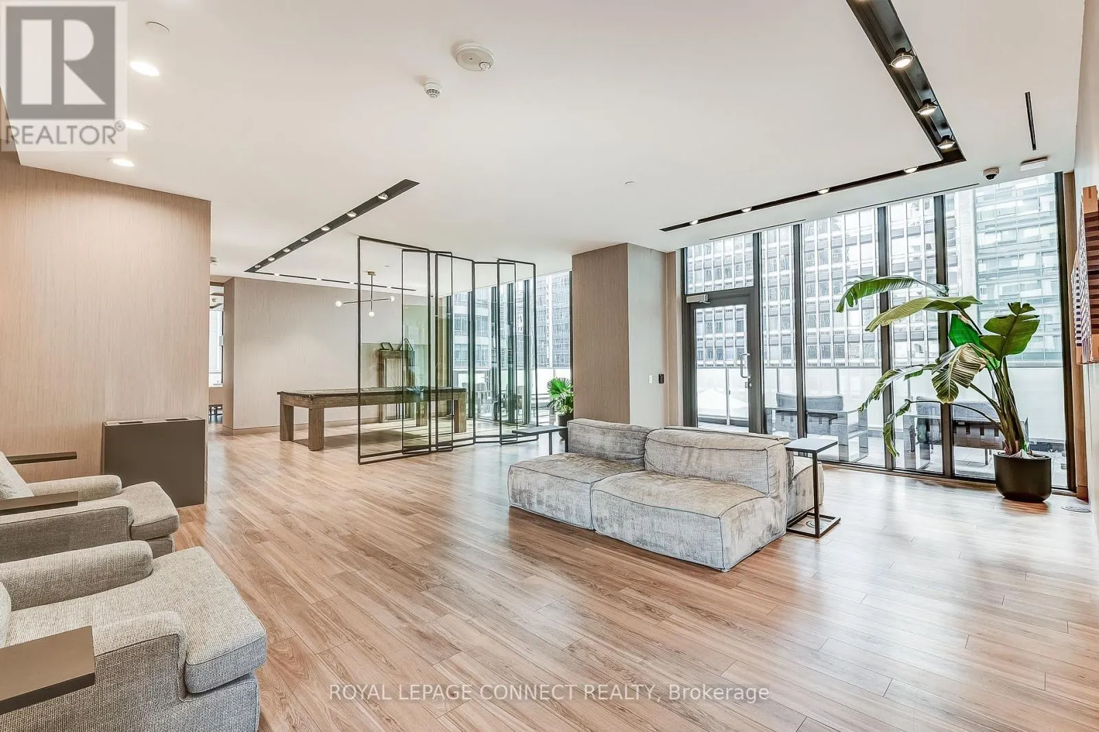 902 - 25 RICHMOND STREET E