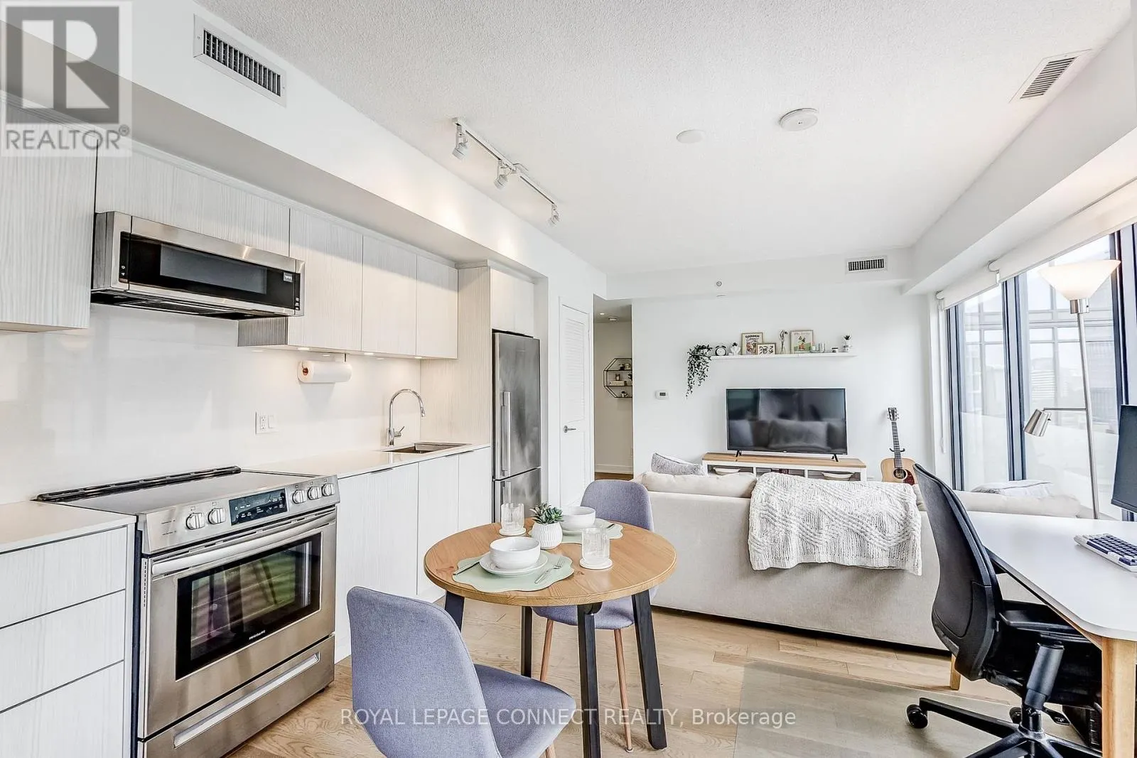 902 - 25 RICHMOND STREET E