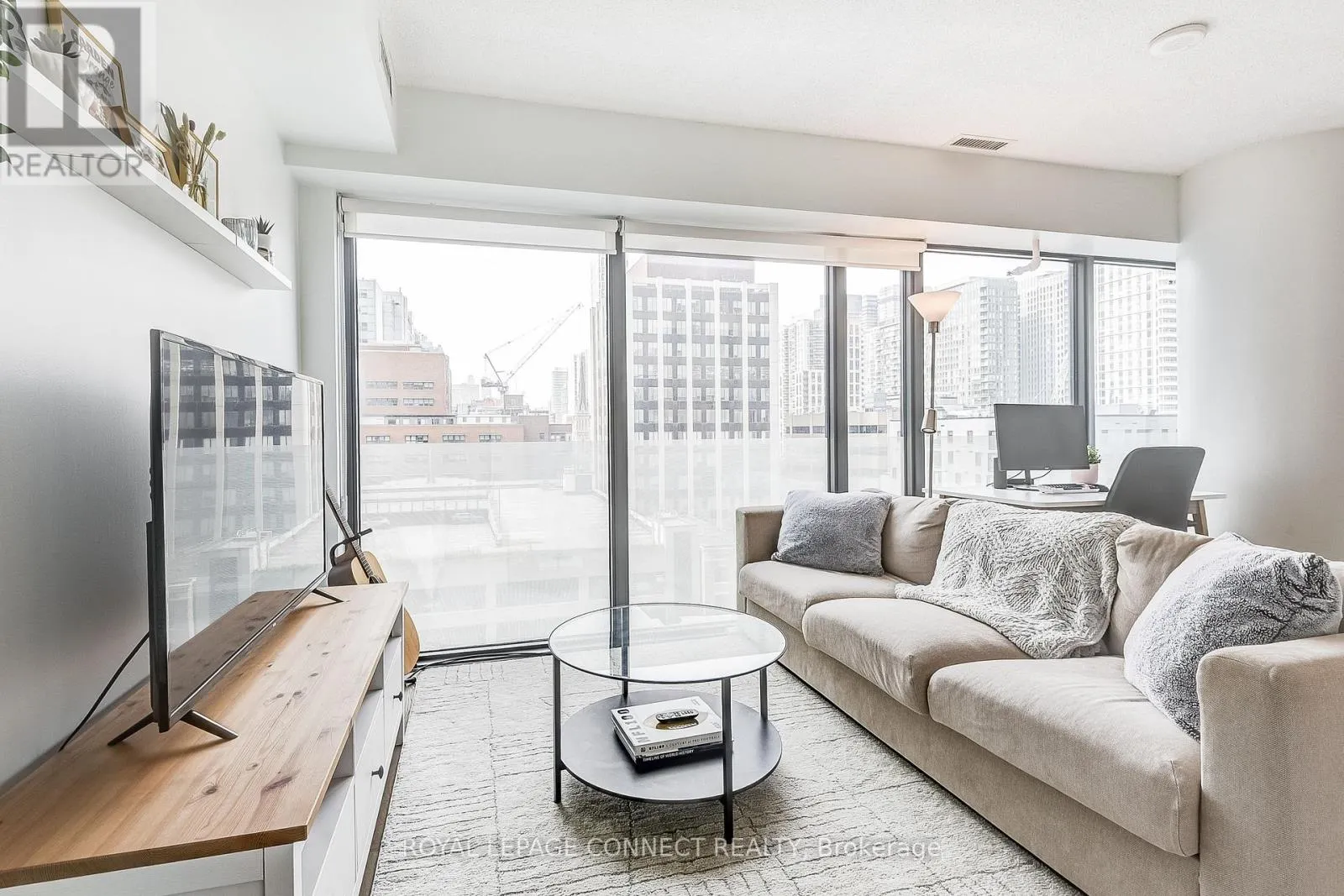 902 - 25 RICHMOND STREET E