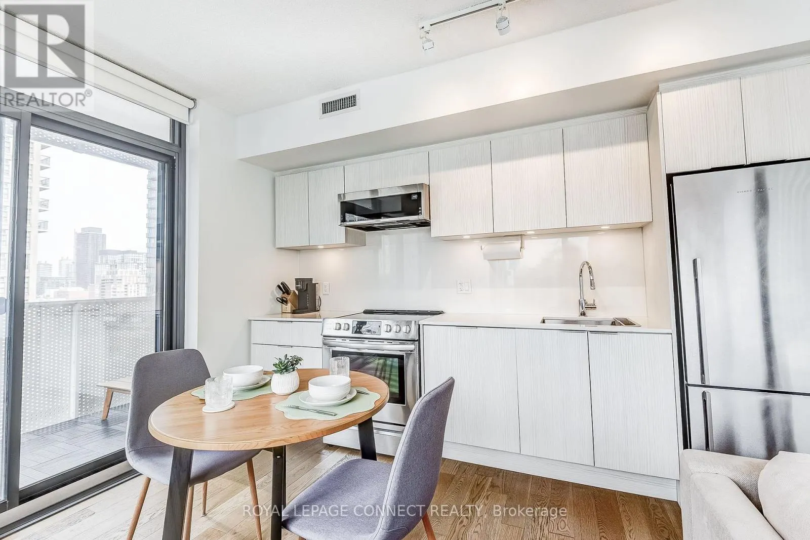 902 - 25 RICHMOND STREET E