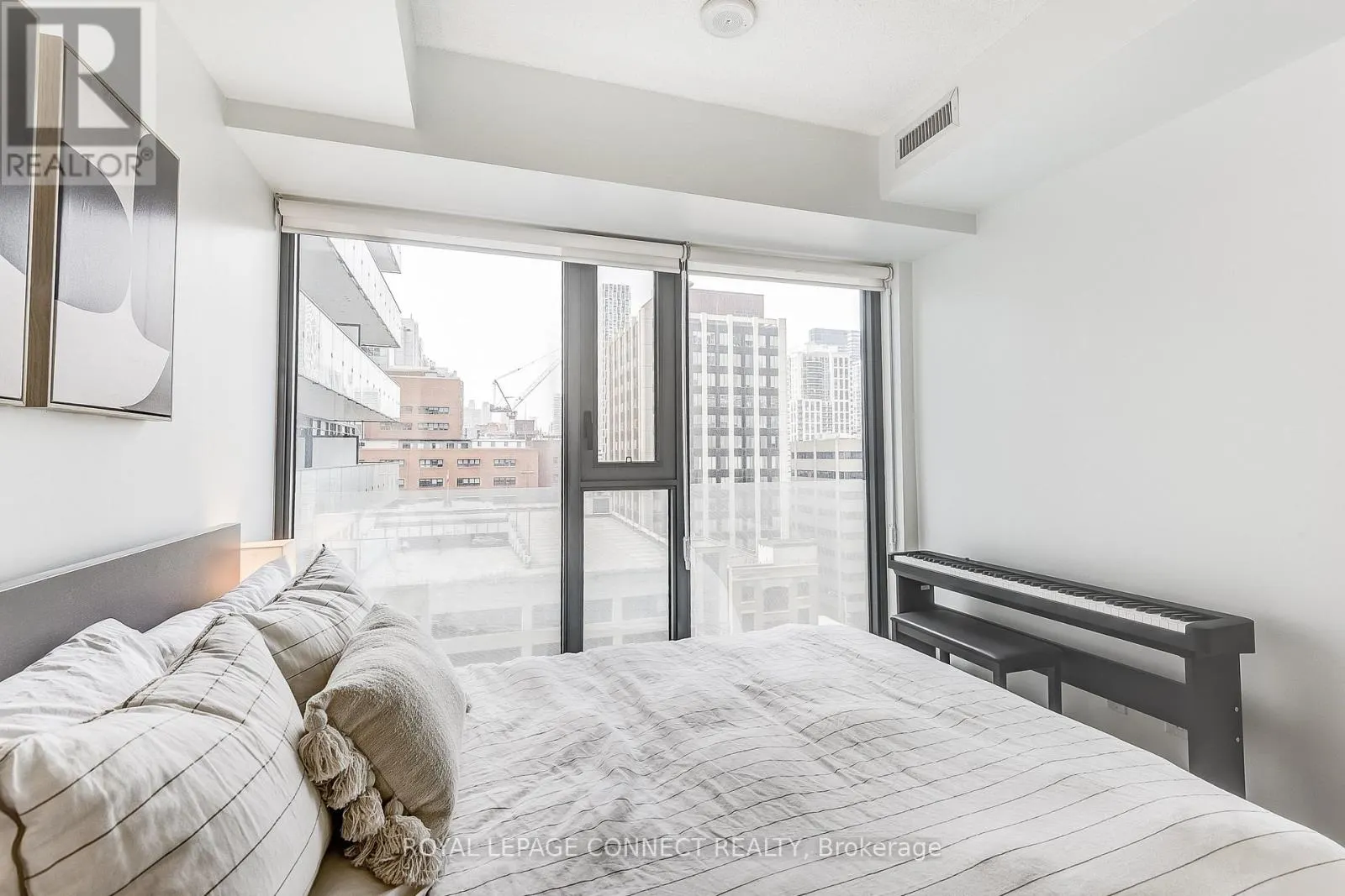 902 - 25 RICHMOND STREET E