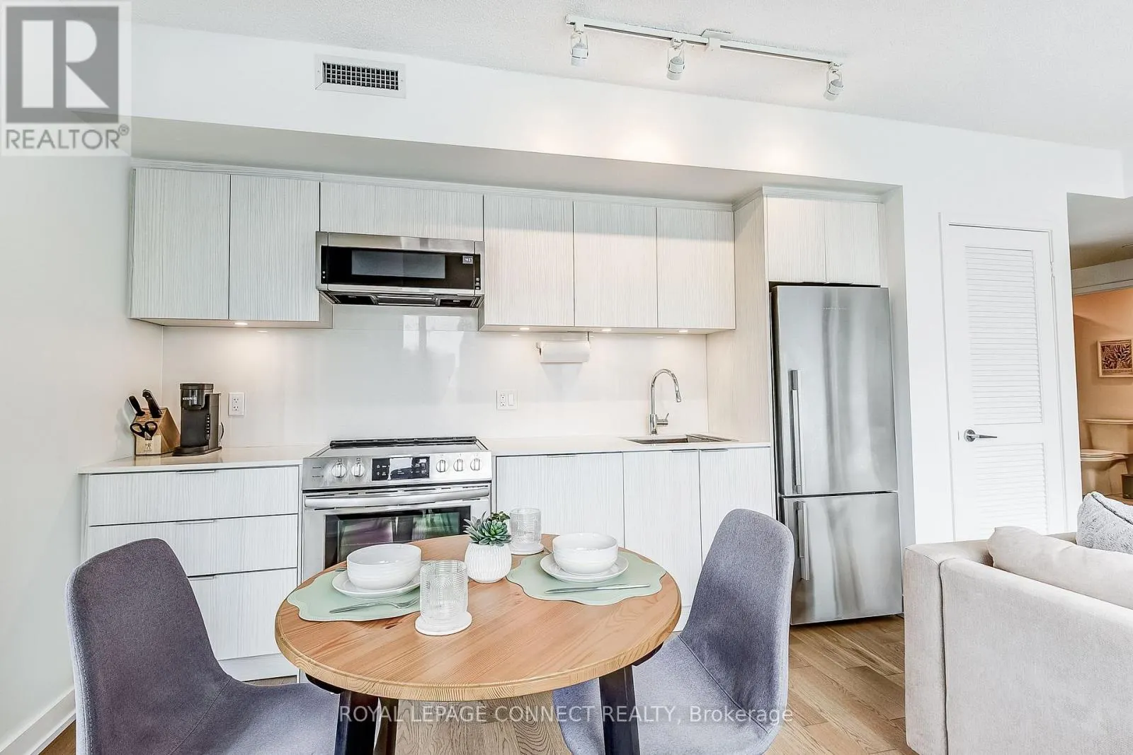 902 - 25 RICHMOND STREET E