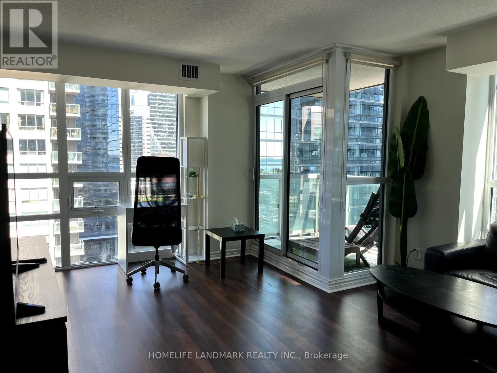 1706 - 19 GRAND TRUNK CRESCENT