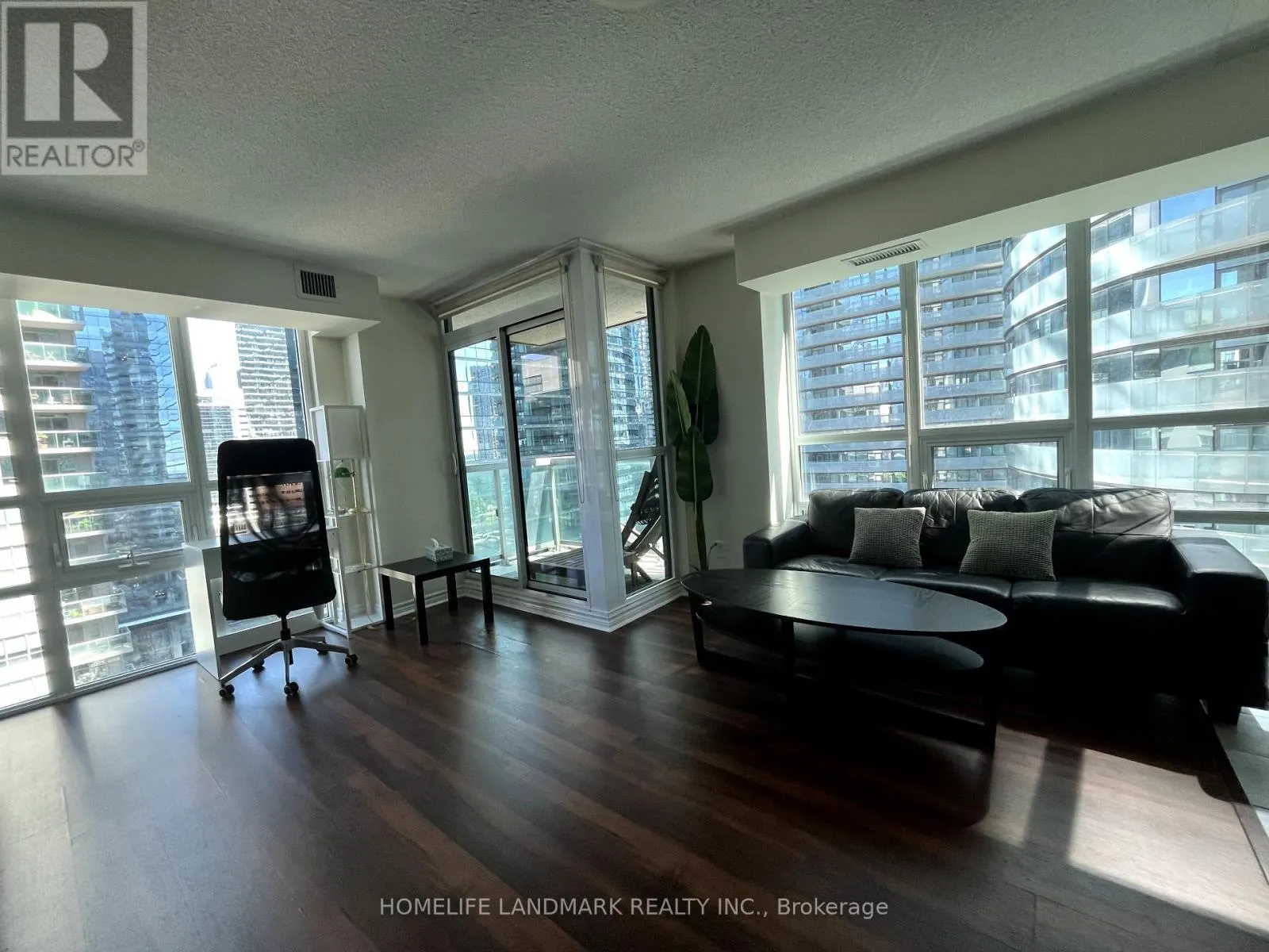 1706 - 19 GRAND TRUNK CRESCENT