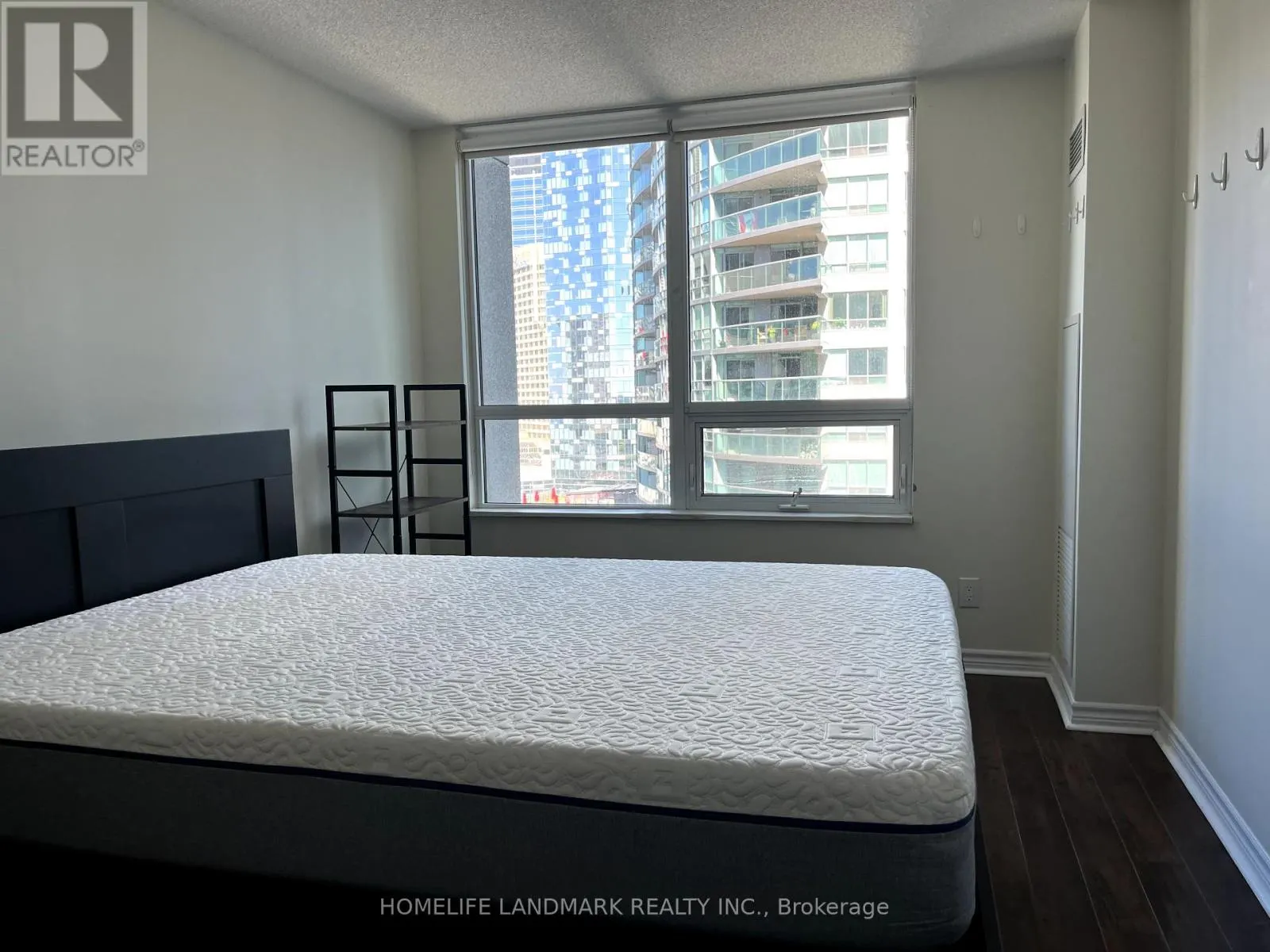 1706 - 19 GRAND TRUNK CRESCENT