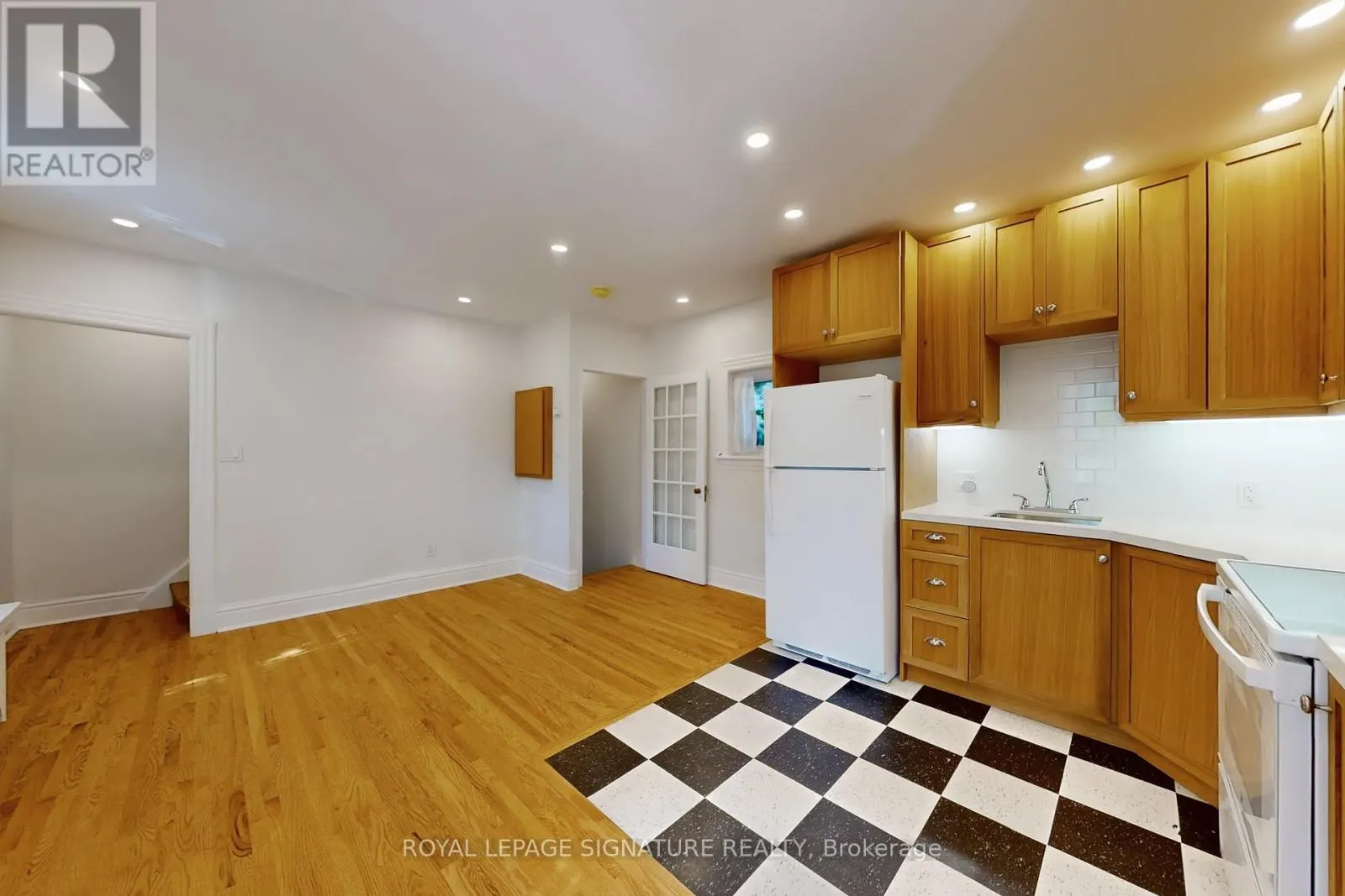 A - 966 DUNDAS STREET W