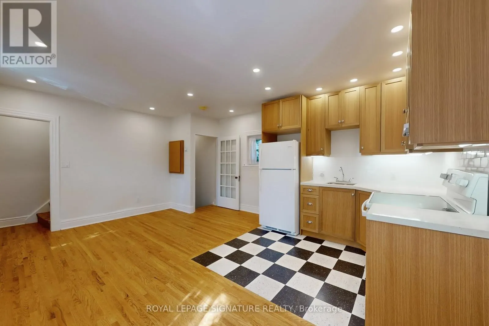 A - 966 DUNDAS STREET W