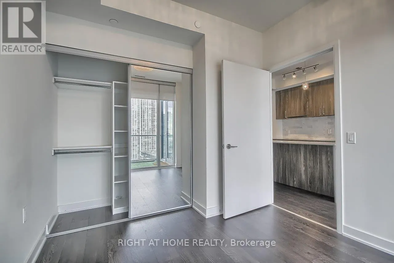 1506E - 576 FRONT STREET W