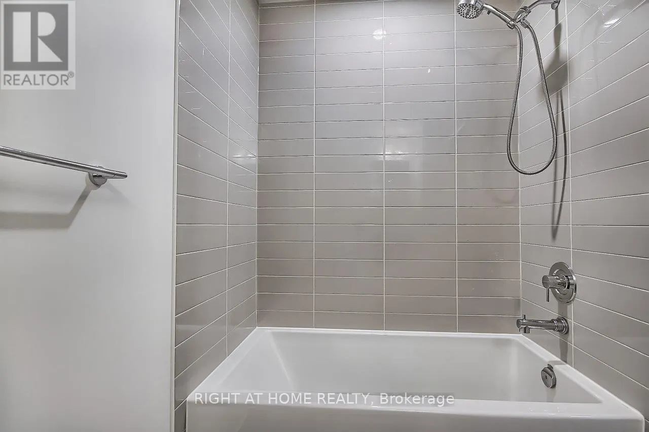 1506E - 576 FRONT STREET W