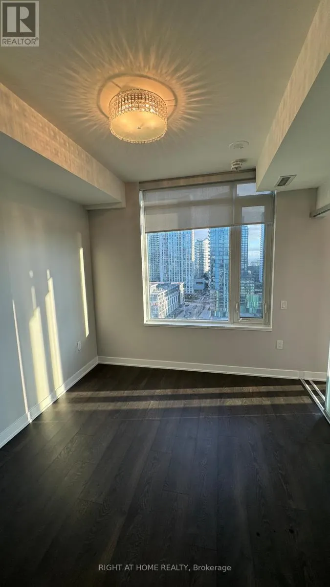 1506E - 576 FRONT STREET W