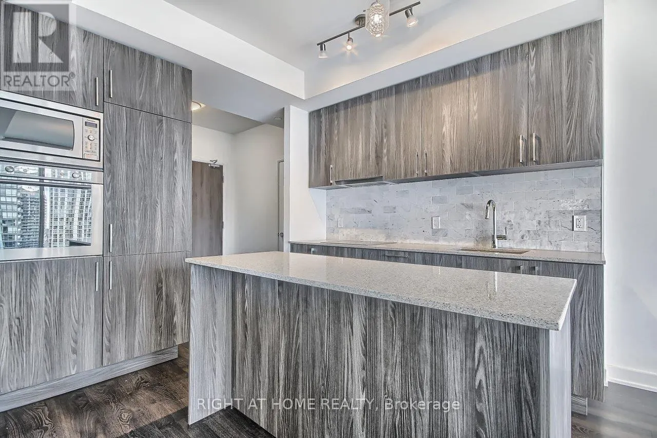 1506E - 576 FRONT STREET W