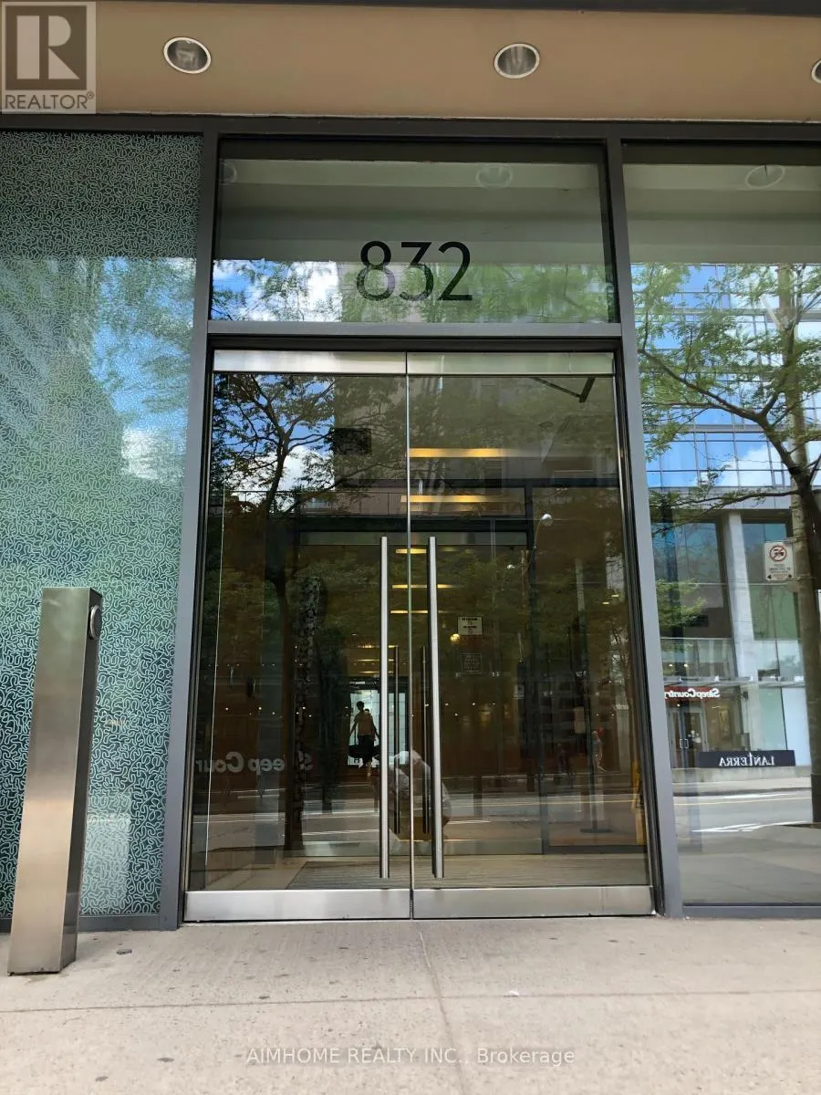 2407 - 832 BAY STREET