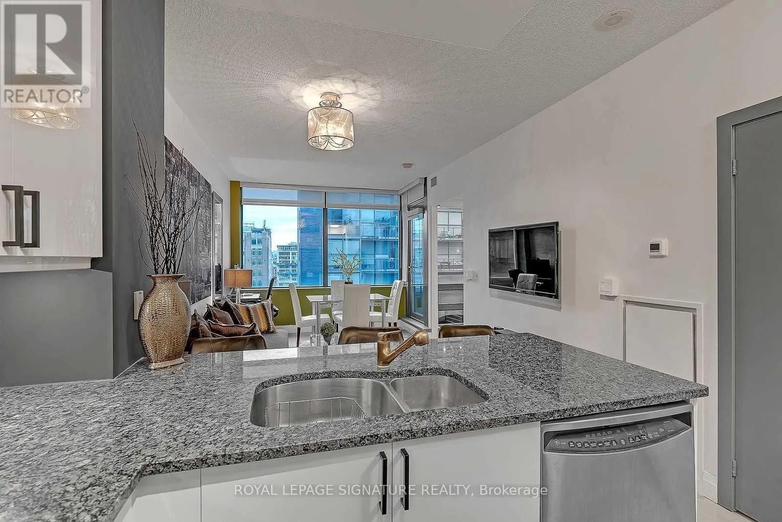 1315 - 438 KING STREET W