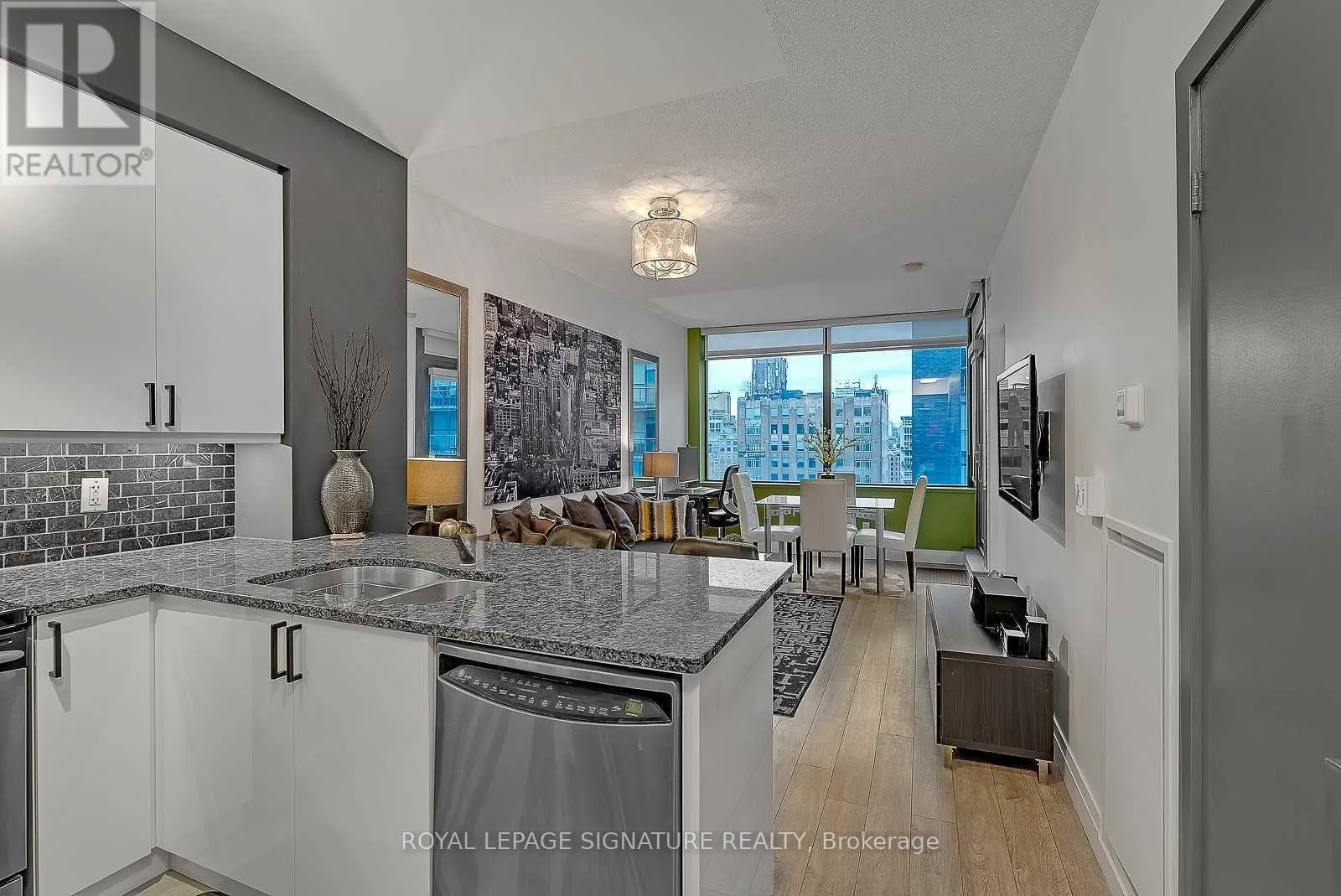 1315 - 438 KING STREET W