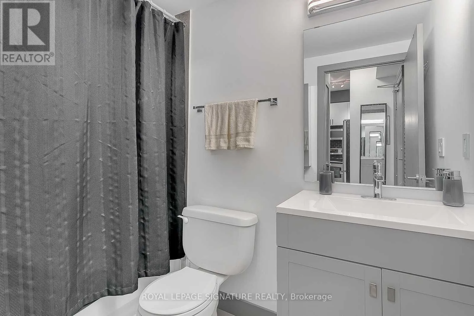 1315 - 438 KING STREET W