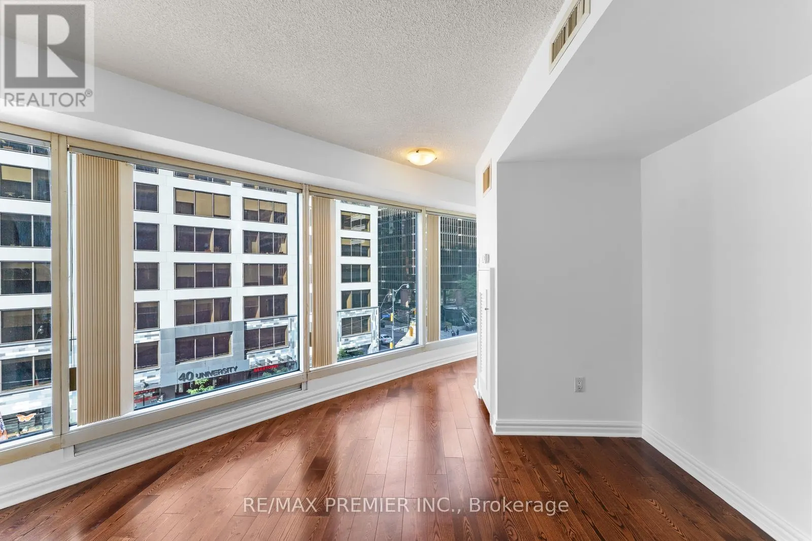 502 - 33 UNIVERSITY AVENUE
