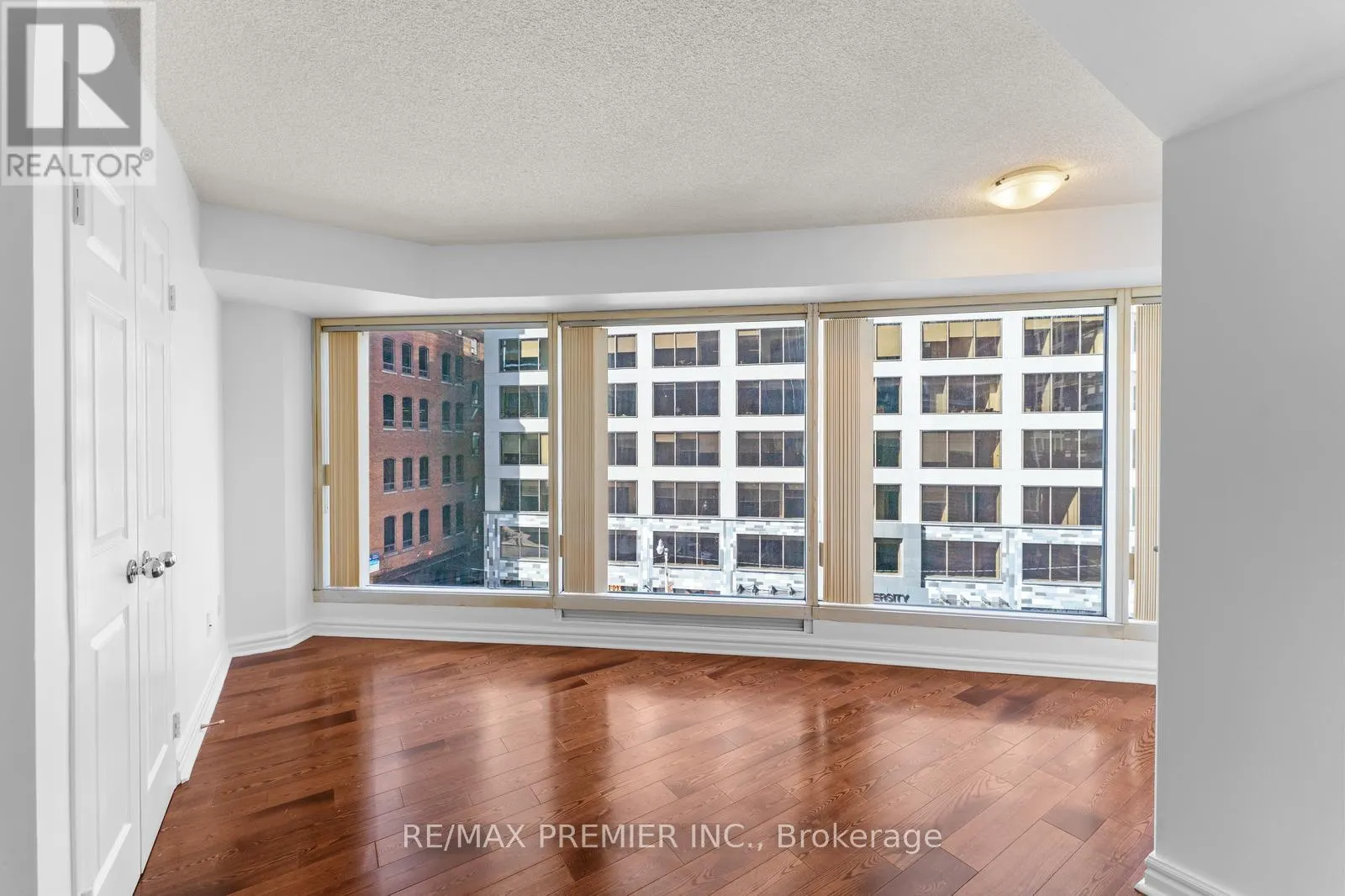 502 - 33 UNIVERSITY AVENUE