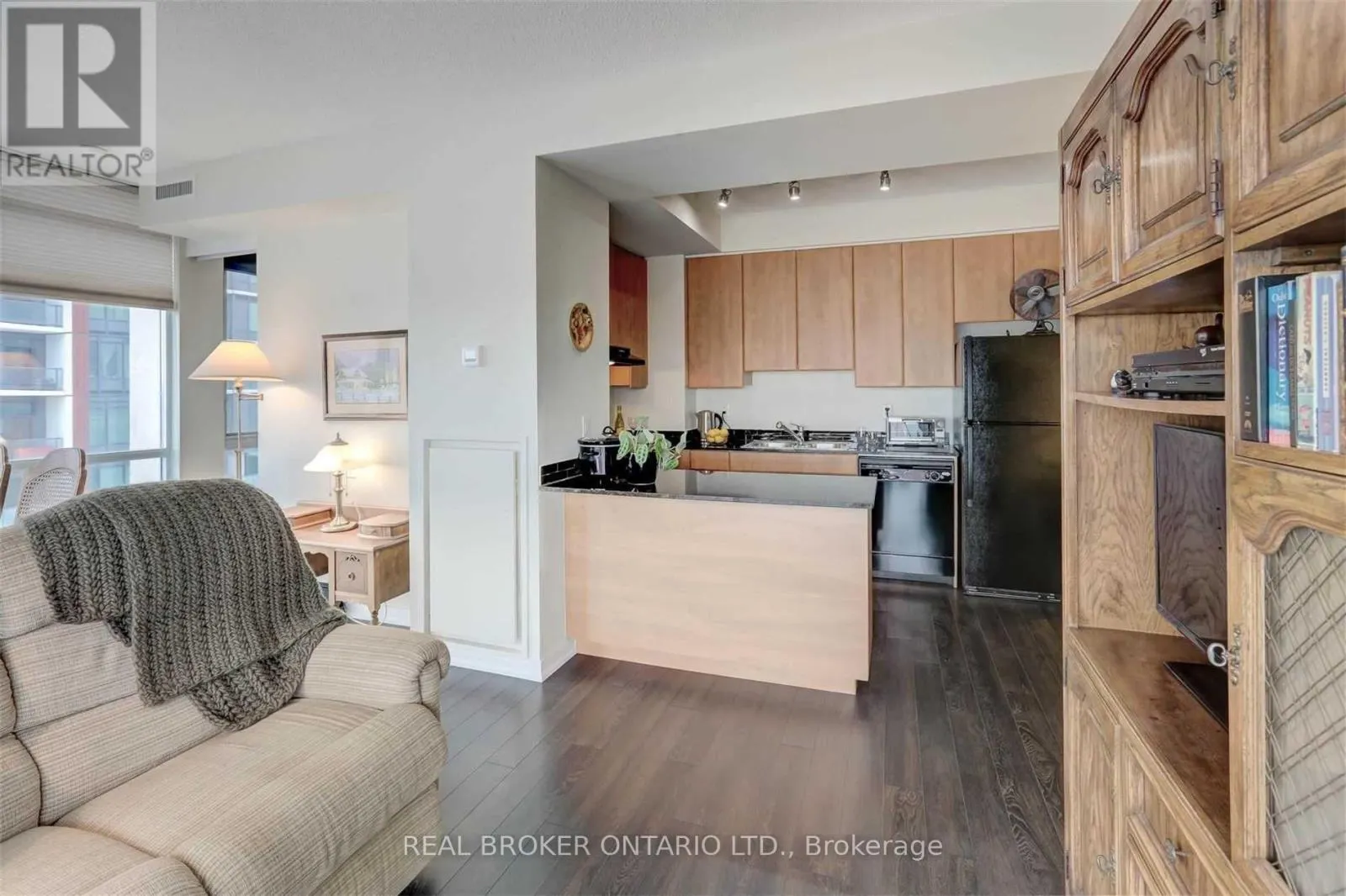 702 - 30 CANTERBURY PLACE