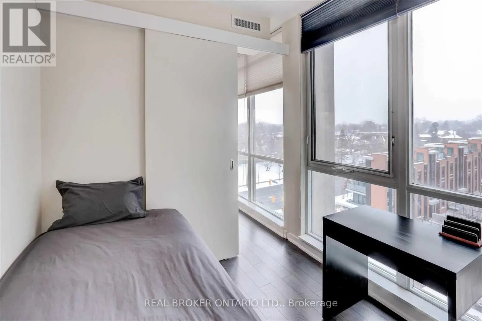 702 - 30 CANTERBURY PLACE