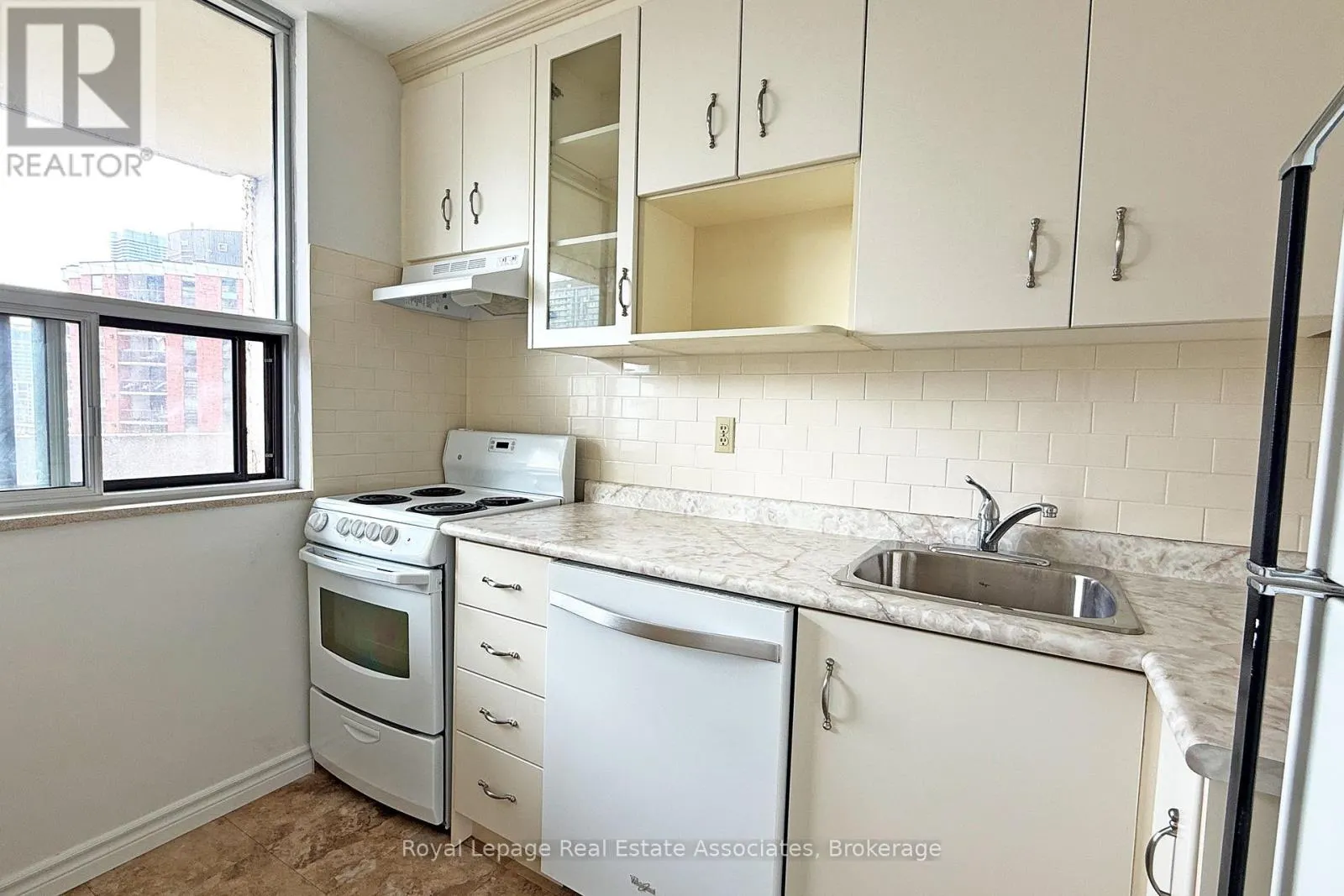 1711 - 40 HOMEWOOD AVENUE