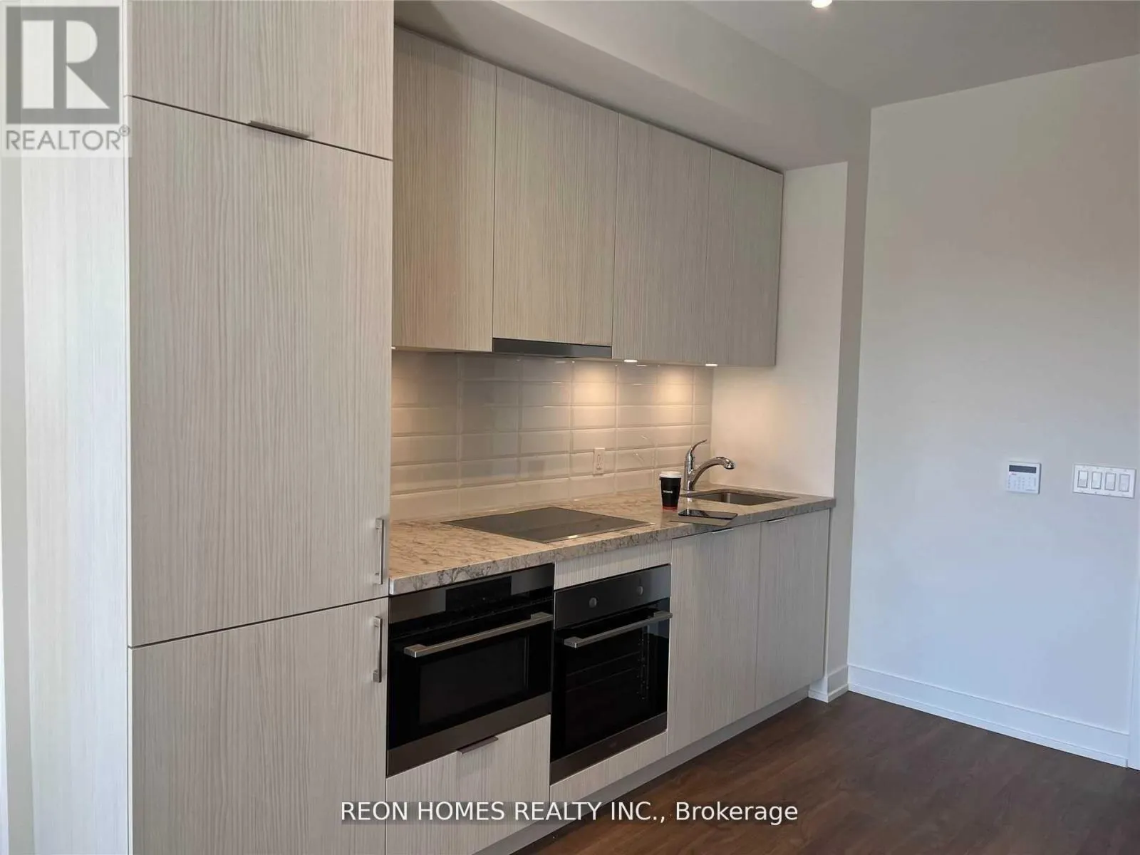 520 - 158 FRONT STREET E