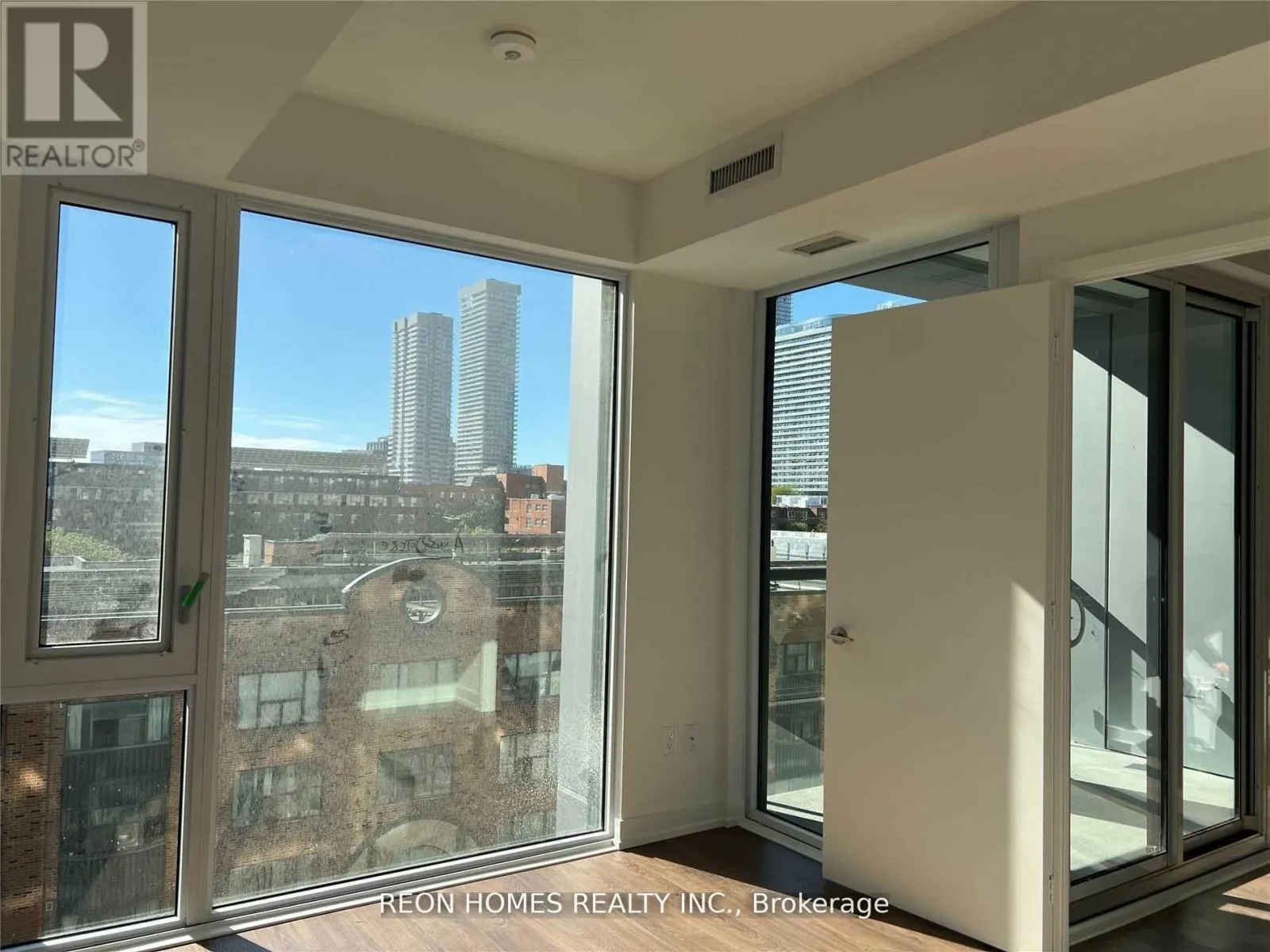 520 - 158 FRONT STREET E