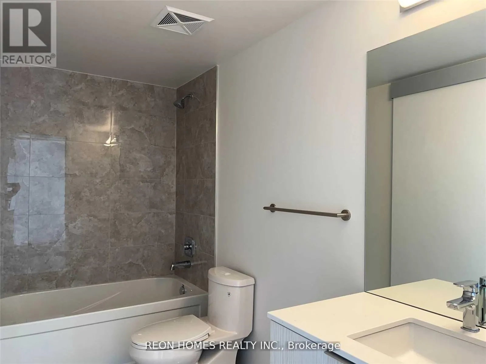 520 - 158 FRONT STREET E