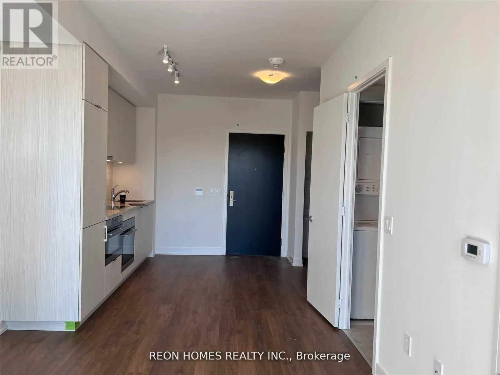 520 - 158 FRONT STREET E