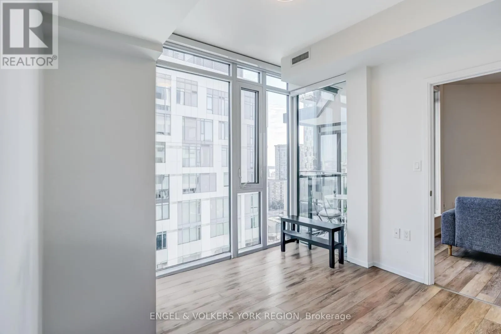 1618 - 27 BATHURST STREET